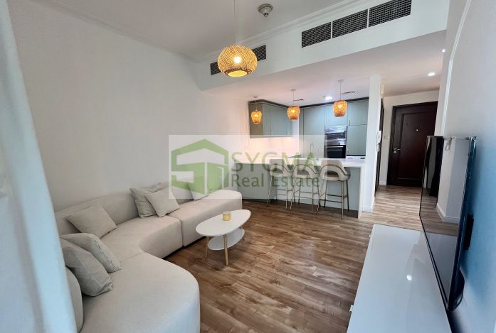 Elegantly Upgraded Bright Unit Furnished