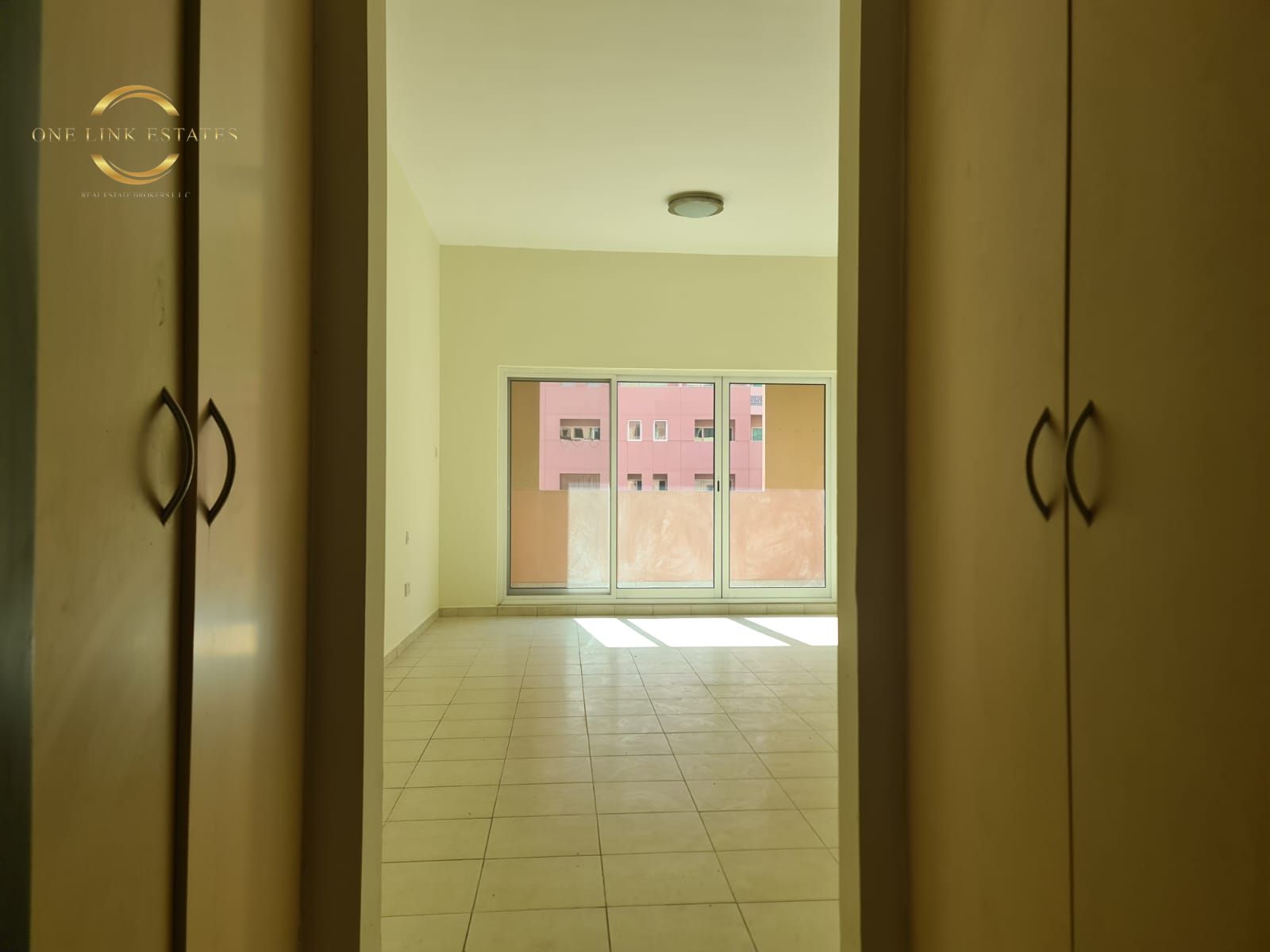 1 BEDROOM WITH 2 BOX BALCONIES | FREE GYM & BASEMENT COVERED PARKING
