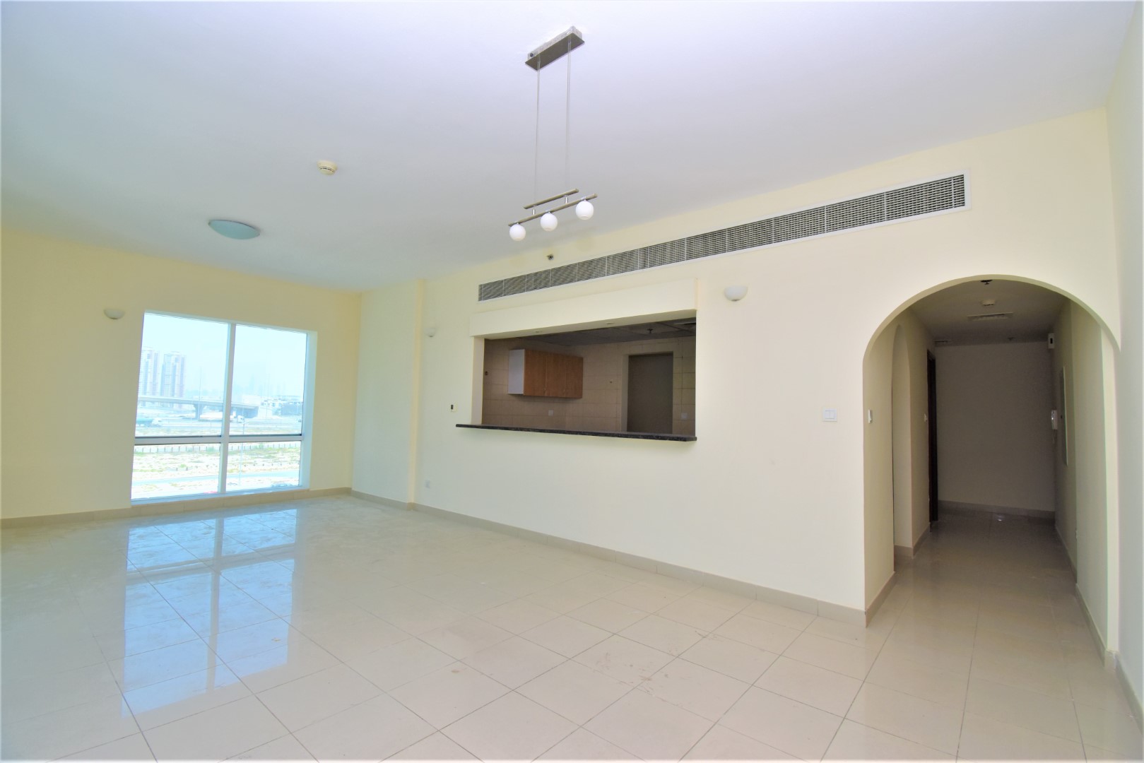Vacant! Best Layout! Chiller Included