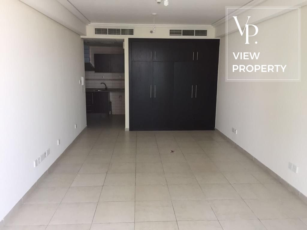 Spacious / Fully furnished / Mid floor / For sale