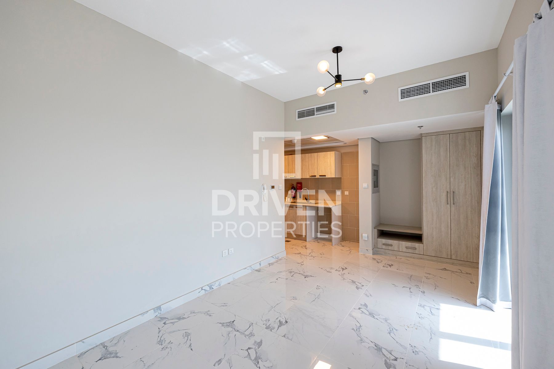 Well Maintained and Bright Unit | Tenanted